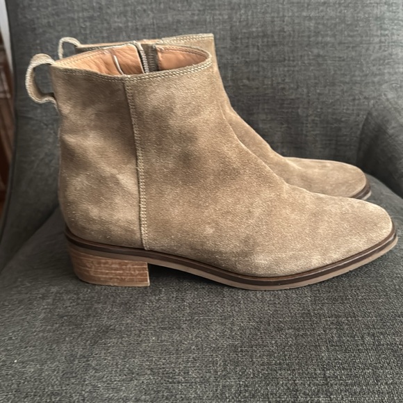 Gently worn Aquatalia booties in size 7.5 - Picture 2 of 7